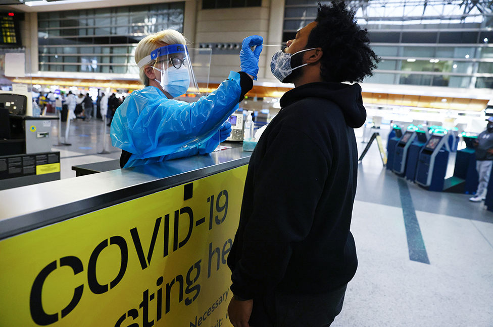 Um homem faz um teste de coronavírus no aeroporto de Los Angeles, nos Estados Unidos.