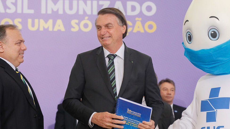 Presidente Jair Bolsonaro, ministro da Saúde Eduardo Pazuello e Zé Gotinha em evento oficial do lançamento do plano de vacinação contra a covid-19 em dezembro de 2020