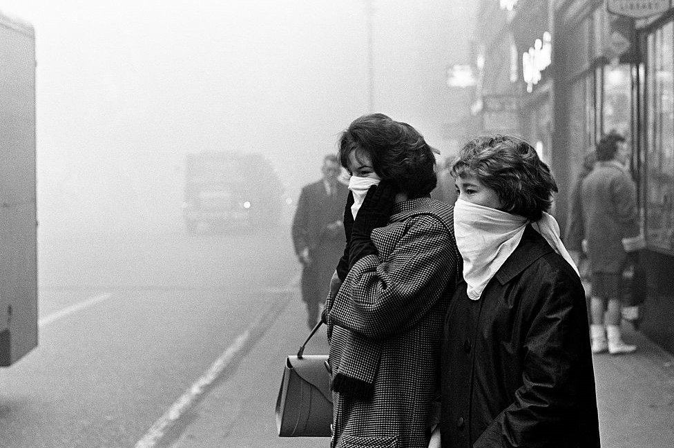 Duas mulheres de máscara em uma rua de Londres em 5 de dezembro de 1962.