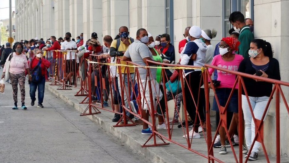 Pessoas usando máscaras fazem fila para comprar comida em um mercado em Havana, Cuba, 2 de fevereiro de 2021.