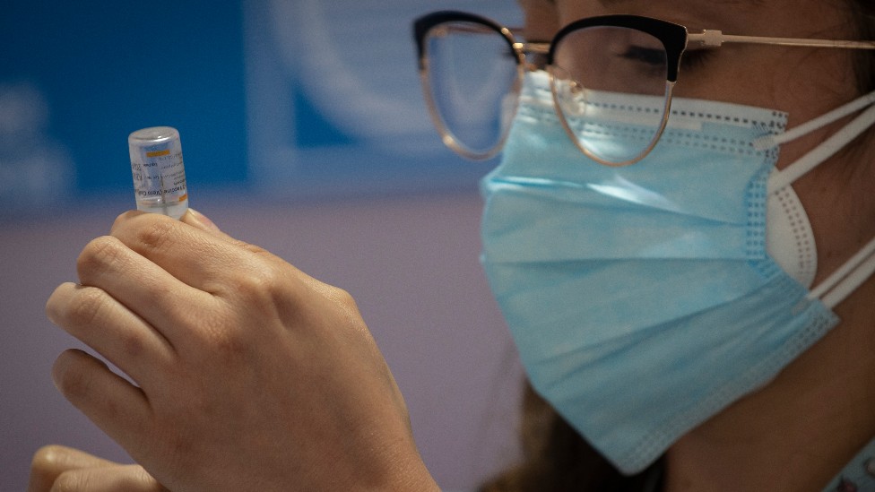 Enfermeira administra vacina contra covid-19