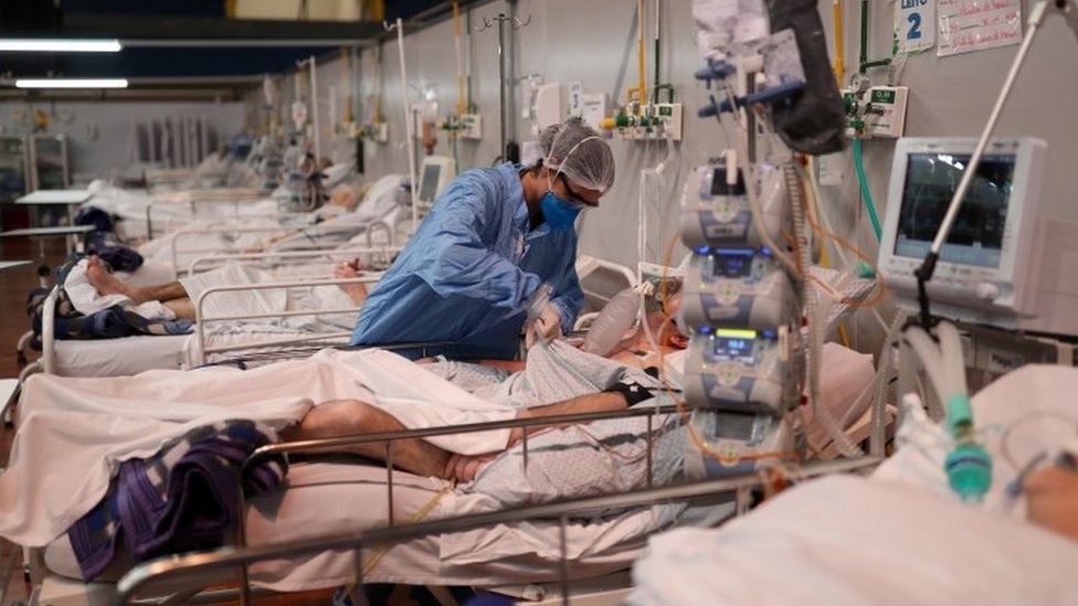 Enfermeira cuida de pacientes em hospital