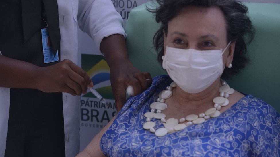 Margareth Dalcomo recebe vacina