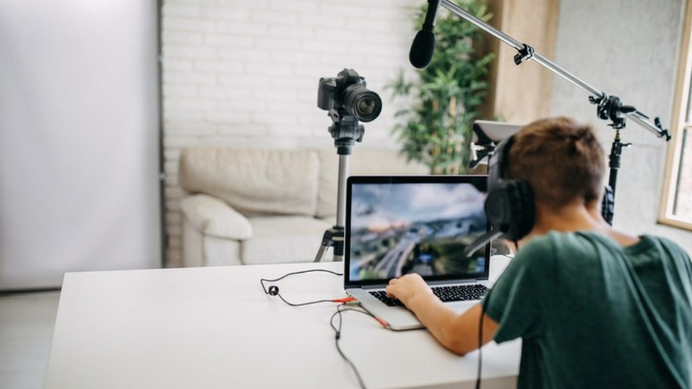 Foto de um jovem fazendo a transmissão de um jogo de videogame