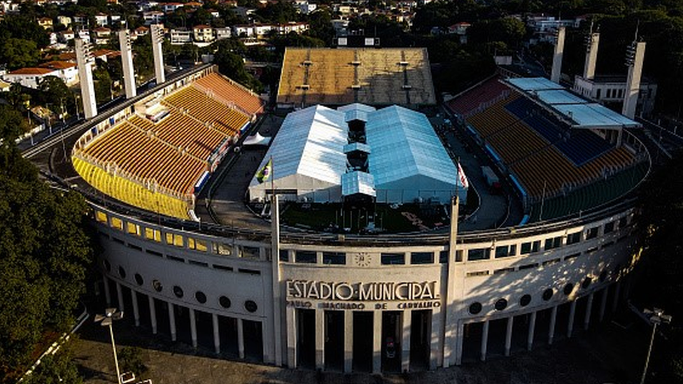 Hospital de campanha construído no estádio do Pacaembu, em São Paulo, no início de 2020