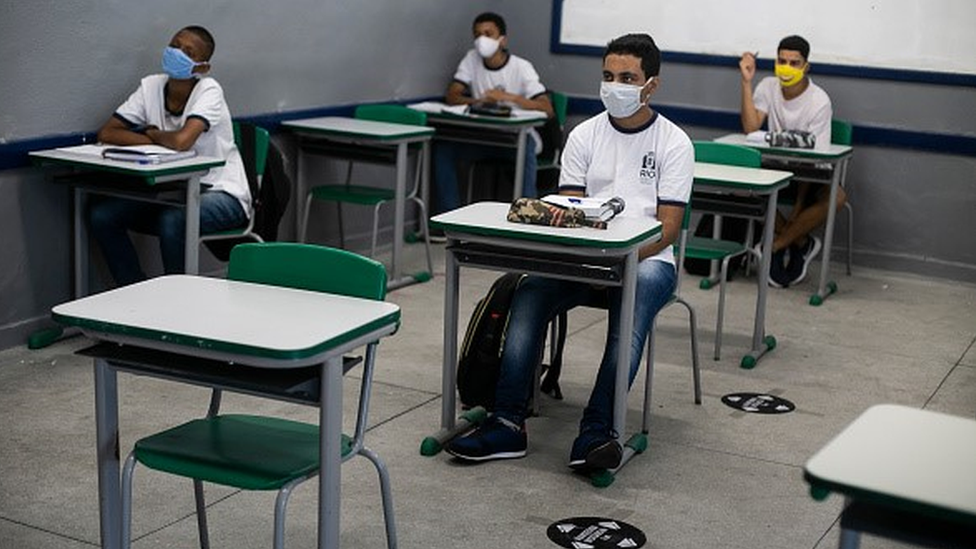 Escola no Rio de Janeiro com estudantes usando