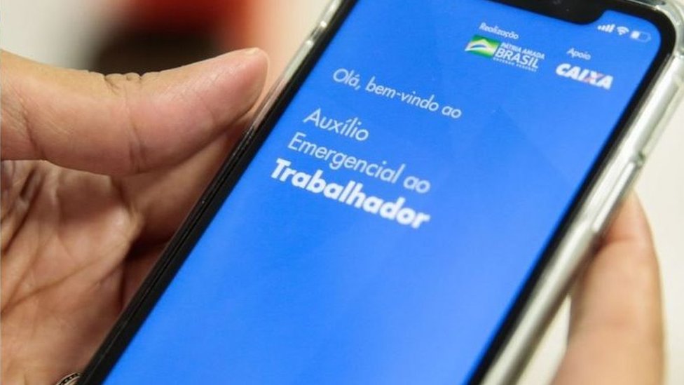 Celular com o aplicativo do auxílio aberto