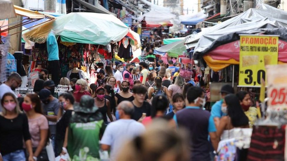 Rua comercial lotada com camelôs