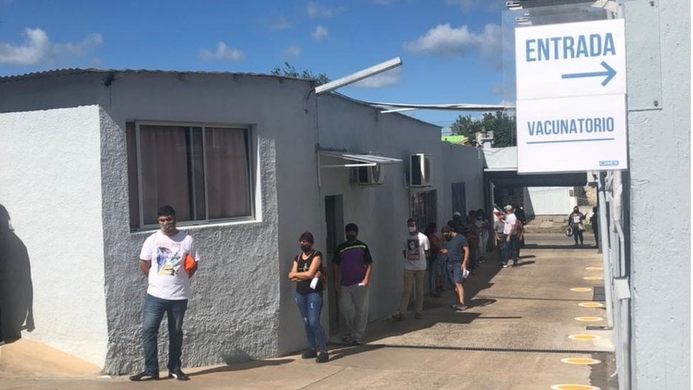 Pessoas aguardam em fila para que sejam vacinadas