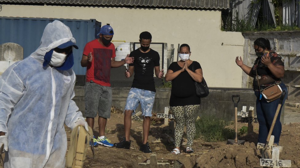 Parentes participam de velório de vítima da covid