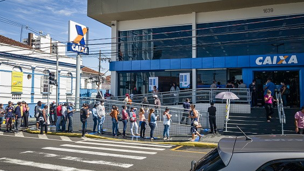 Fila na entrada da Caixa Econômica Federal