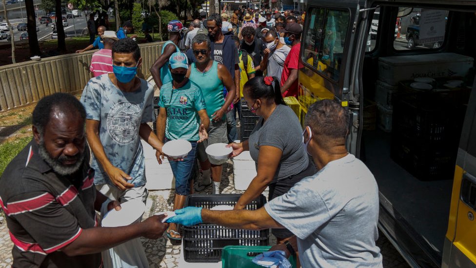 Moradores de rua recebem almoço no centro de São Paulo, Brasil, em 23 de março de 2021.