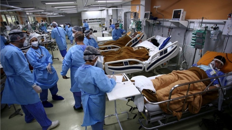 Hospital lotado com medicos e pacientes em Porto Alegre