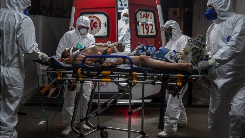 Trabalhadores de ambulância em Salvador, na Bahia