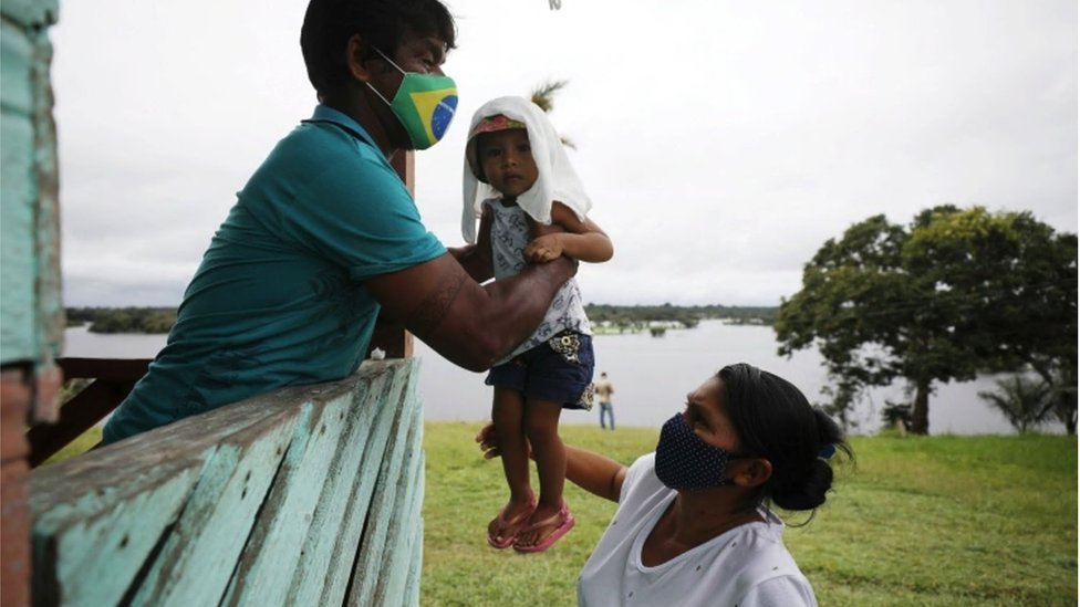 Família indígena em Rio Urubu, no Estado do Amazonas