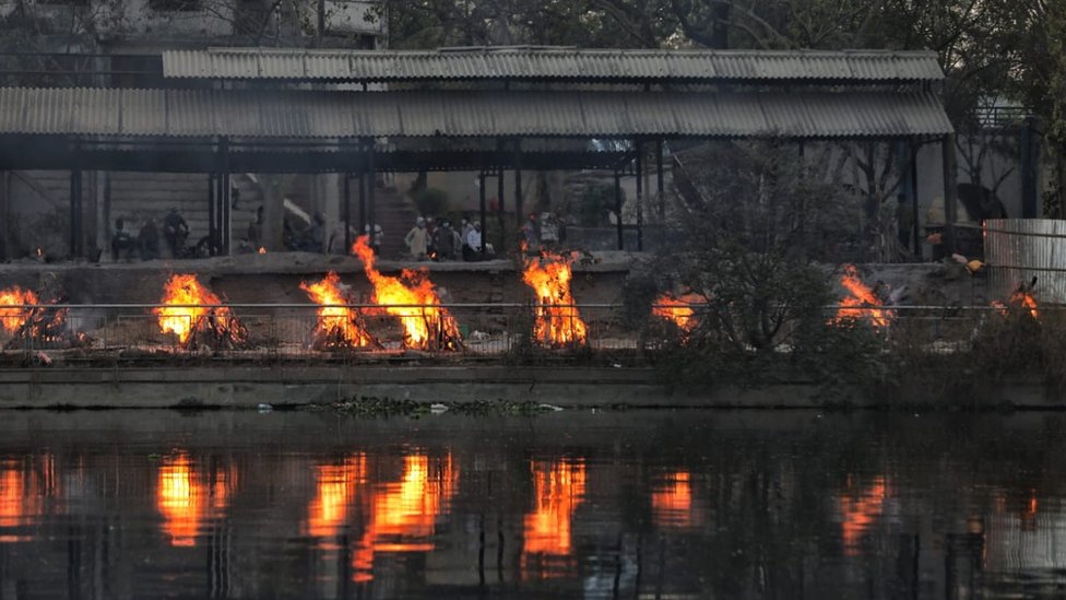 Piras funerárias em crematório na cidade de Lucknow, uma das mais atingidas na Índia