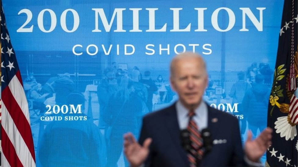 Biden faz discurso diante de painel em que se lê '200 milhões de doses aplicadas'