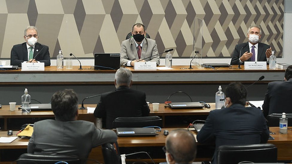 Renan Calheiros (dir) fala ao lado de Queiroga