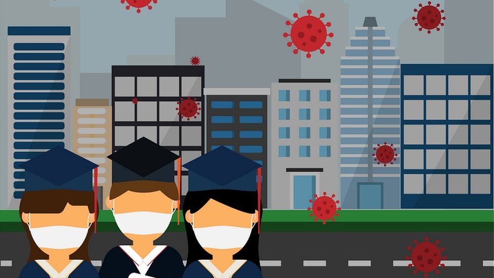 Ilustração mostra três jovens vestidos com becas e chapéus de formatura, segurando currículos e usando máscaras contra a covid-19, enquanto pequenos coronavírus na cor vermelha flutuam à volta deles