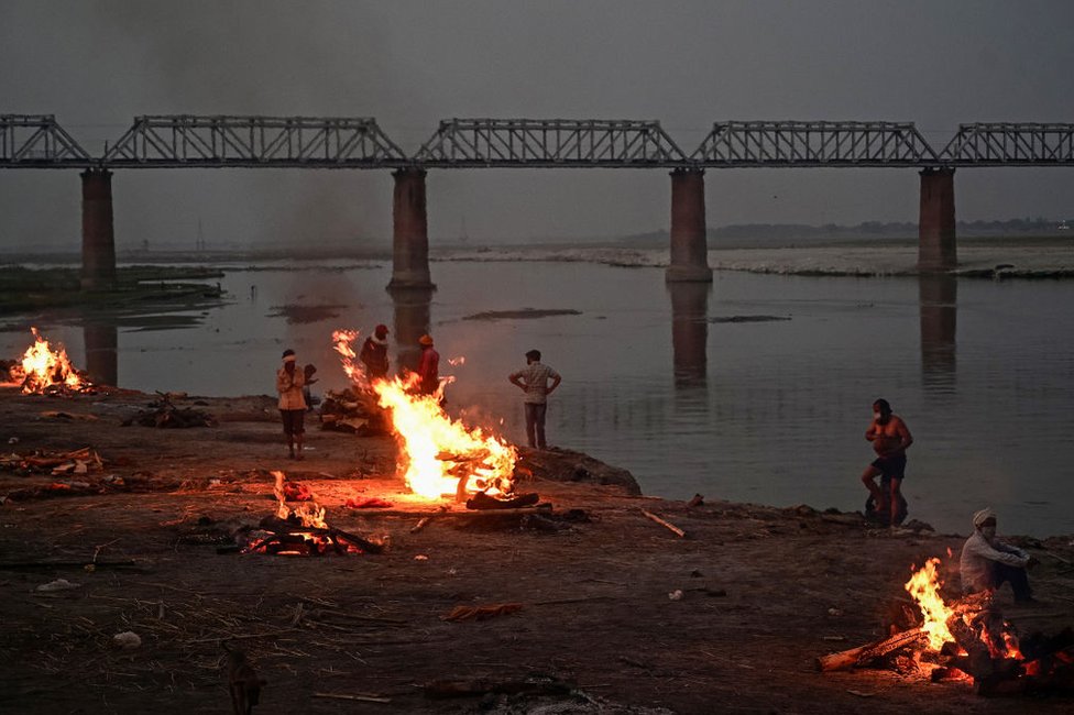 Cremação perto do rio Ganges