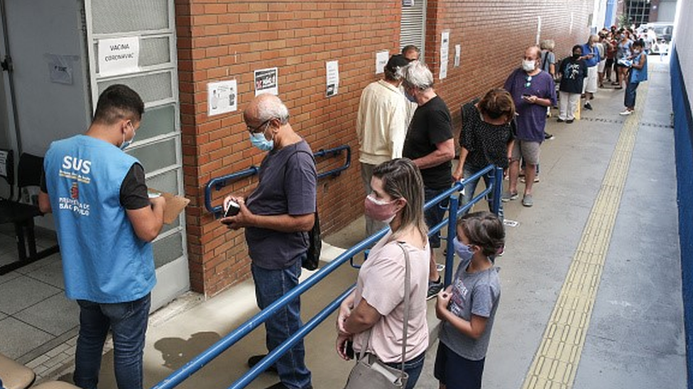 Fila para vacinação contra a covid-19 em São Paulo