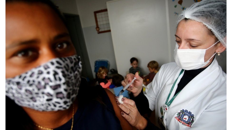 Professora recebe vacina contra covid-19