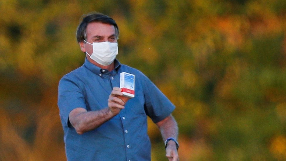 Bolsonaro empunha uma caixa de cloroquina
