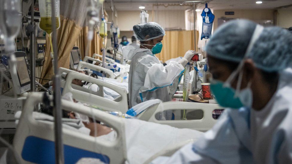 Agentes de saúde cuidam de pacientes com covid-19