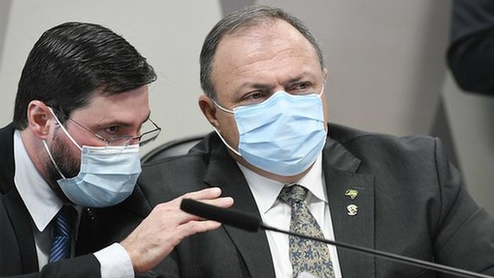 Pazuello recebe orientação do seu advogado
