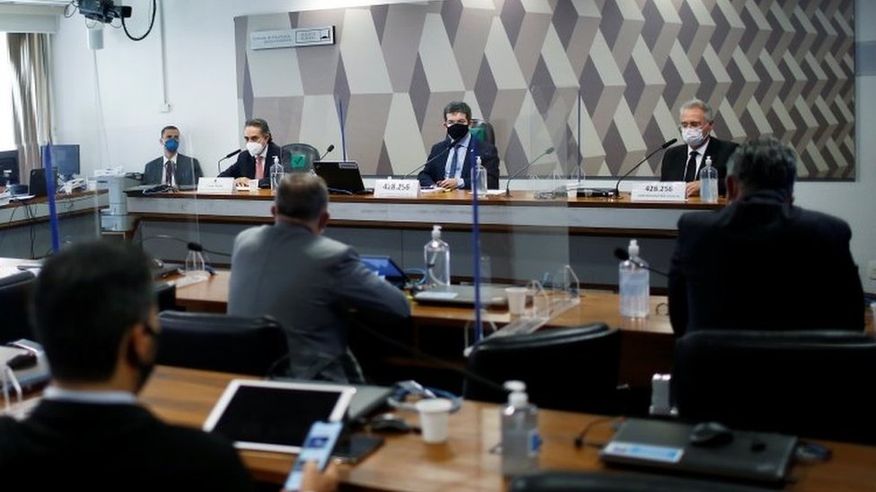 Carlos Murillo (à esq), da Pfizer, em depoimento à CPI
