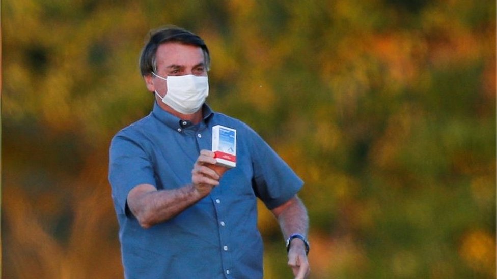 Bolsonaro com caixa de cloroquina, em julho de 2020