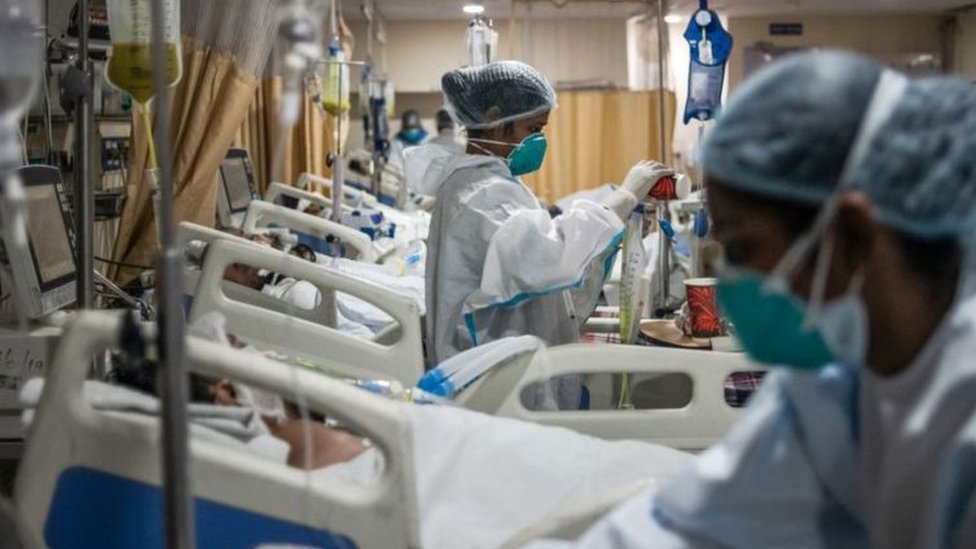 Hospital da Índia com pacientes em leitos