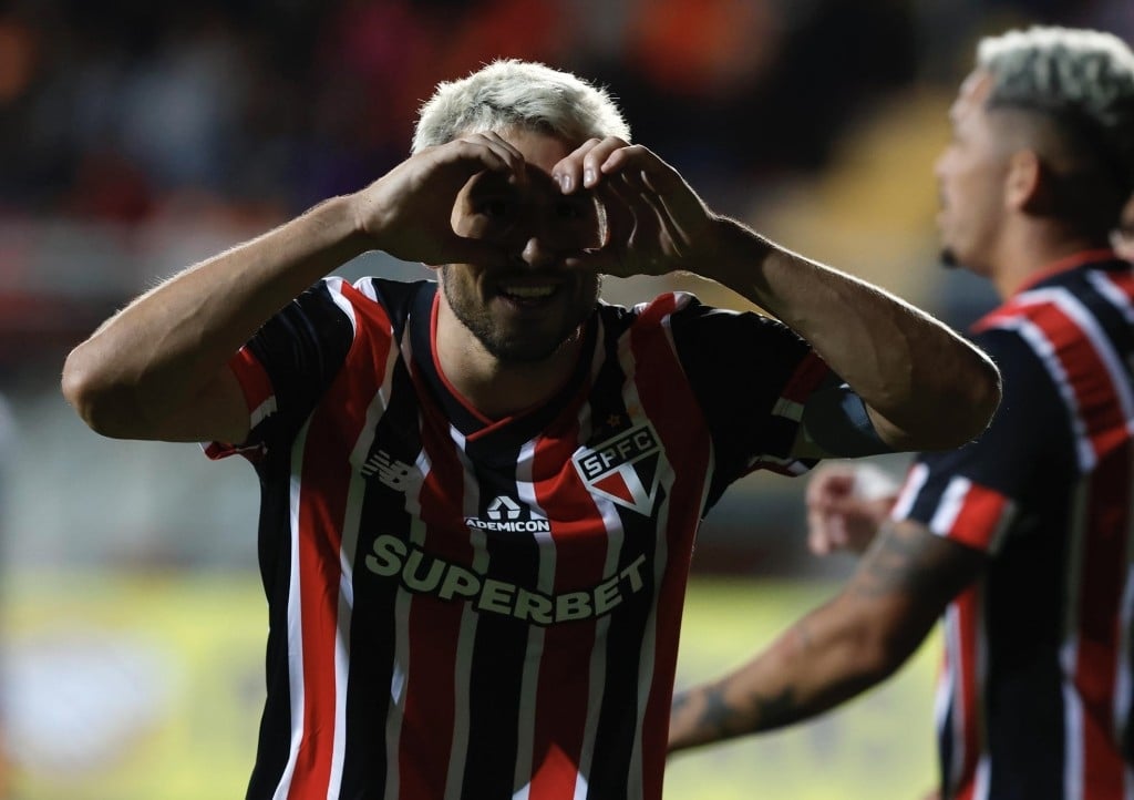 São Paulo vira o jogo e garante classificação para as oitavas da Libertadores