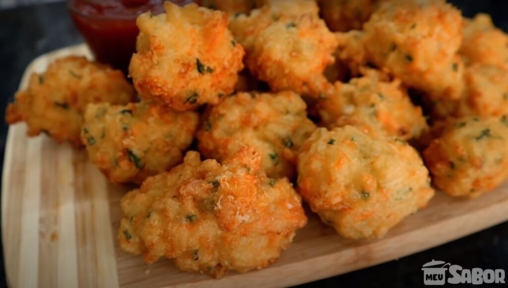 Bolinho de arroz temperadinho e bem gostoso para servir no almoço!