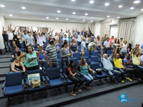 Servidores durante assembleia na noite de quinta-feira