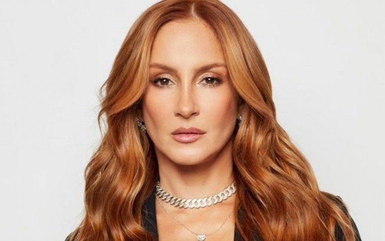 Celebrando 20 anos de carreira, Claudia Leitte muda visual radicalmente