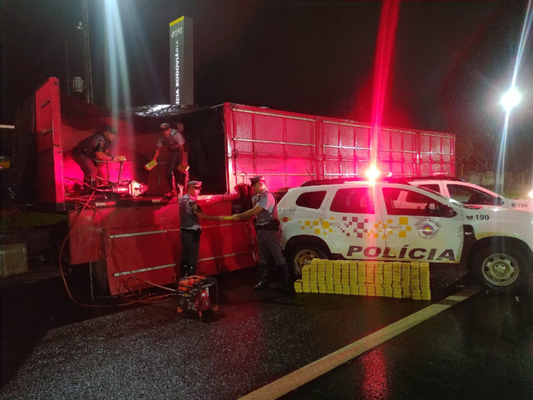 Bolivianos são presos com carga de crack na região de Marília