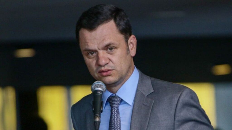 Anderson Torres é multado pelo Ibama por criação ilegal de aves