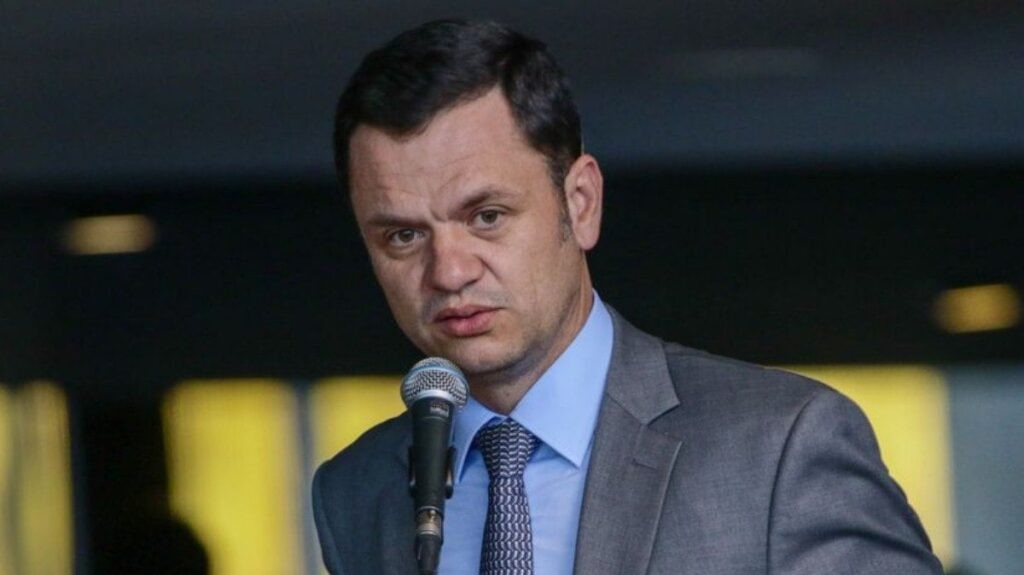 Anderson Torres é multado pelo Ibama por criação ilegal de aves