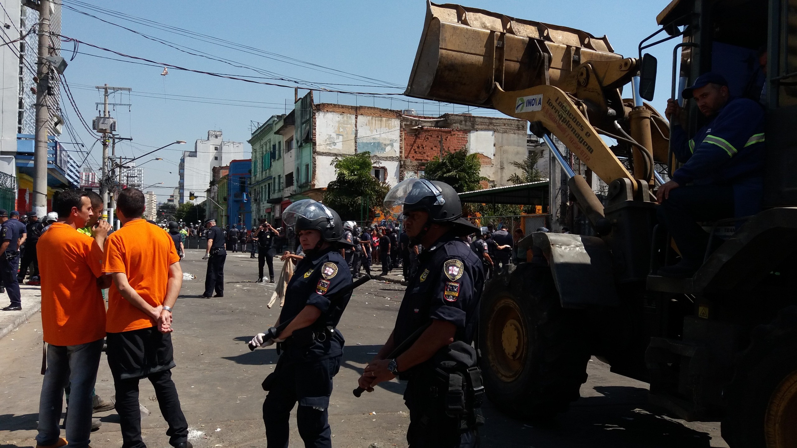 A Polícia Militar e a Guarda Civil Metropolitana usaram bombas de gás e spray de pimenta contra os usuários de drogas da Cracolândia. Foto: Daniel Mello/Agência Brasil