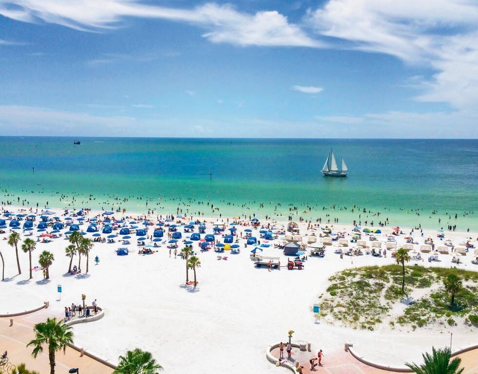 O mar em St. Pete Beach é tranquilo e atrai muitos visitantes. Foto: Qual Viagem