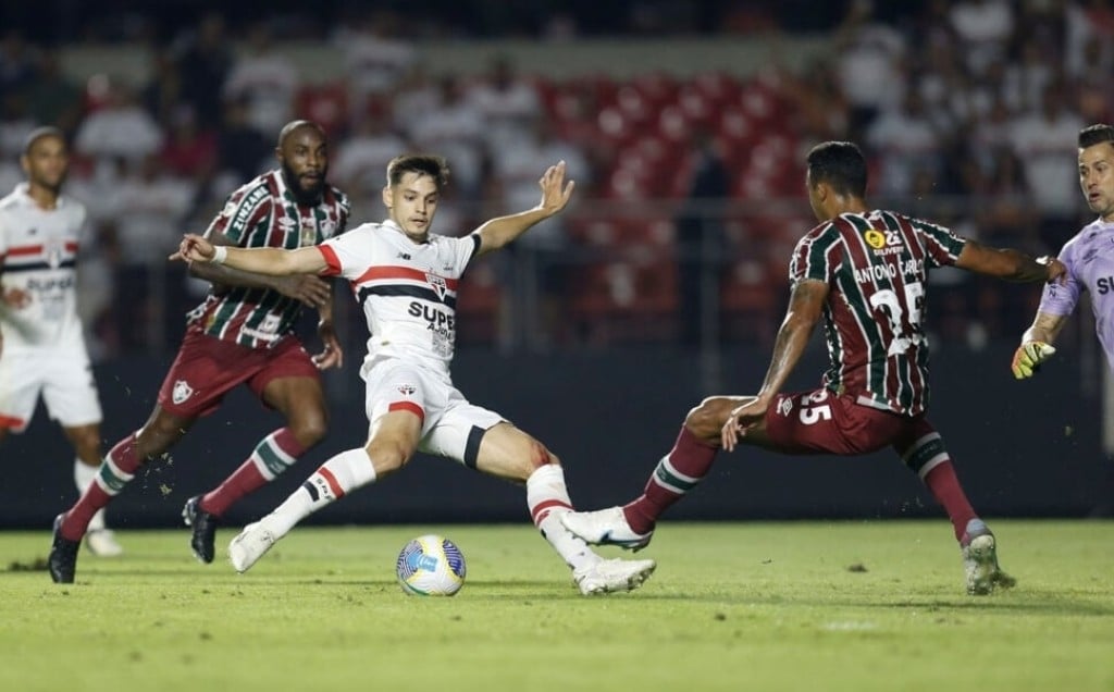 São Paulo vence Fluminense e segue invicto com Zubeldía