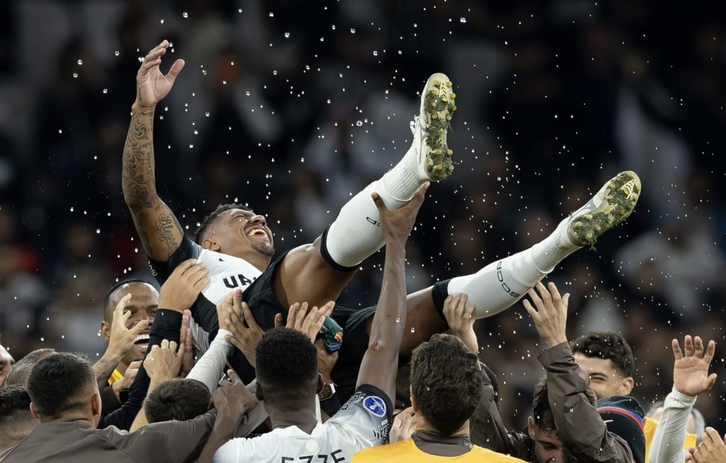 Corinthians vence Racing-URU e garante liderança do Grupo F