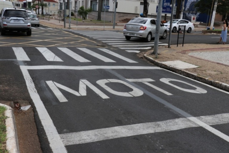Marília instala mais 60 áreas reservadas para motos em semáforos