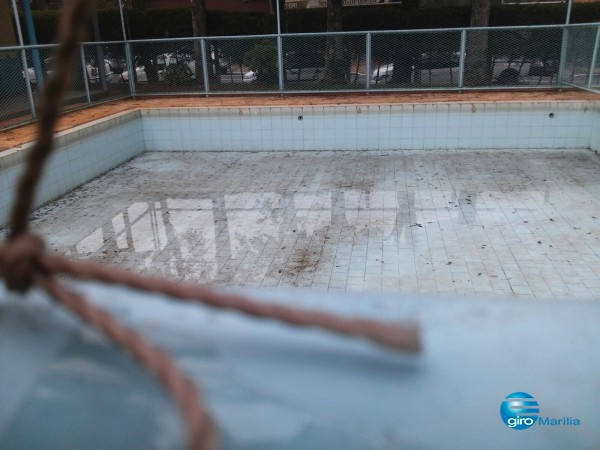 AQUI TEM MOSQUITO? - Piscina da prefeitura acumula água e sujeira