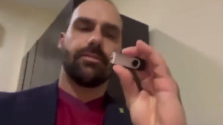 Eduardo Bolsonaro diz que foi ao Catar levar vídeos sobre o Brasil