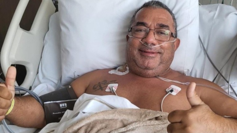 Pai de Anitta comemora alta do hospital: 'Sextou!'