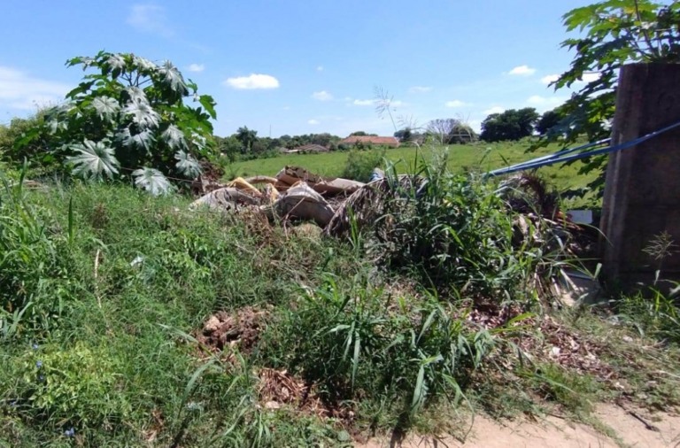 Moradores denunciam entulho em terreno entre condomínio perto do centro
