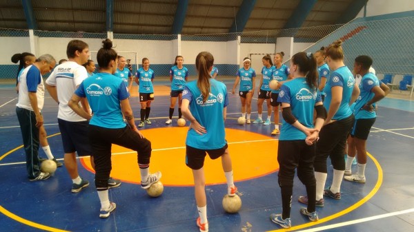 Futsal feminino perde e tem uma rodada para garantir vaga