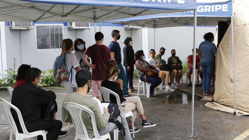 Fila para testagem de covid-19 e influenza no Rio de Janeiro